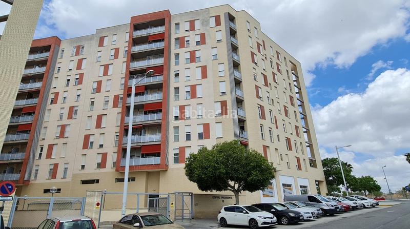 Foto 6b6cc83b-b3ce-40a2-ba52-f24dc1630d42. Location appartement avec parking dans Entrenúcleos Dos Hermanas