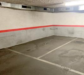 Aparcament cotxe  Carrer de sepúlveda. Parking para coche grande en sepúlveda