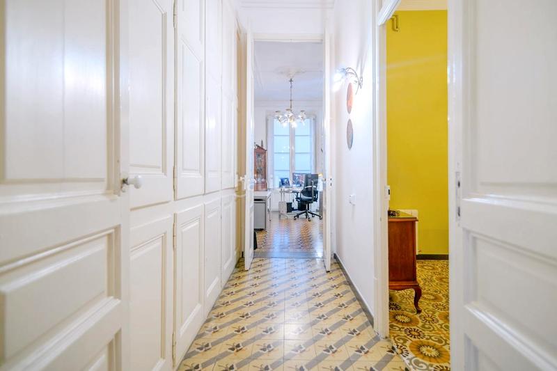 Foto 67135c6b-5d37-4fb6-8b4c-381e36620685. Piso vivienda con encanto con ascensor en Raval Barcelona