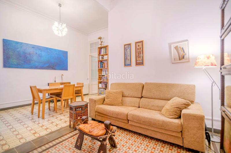Foto e2d4904e-a5e9-4220-80df-4278c8090d66. Piso vivienda con encanto con ascensor en Raval Barcelona