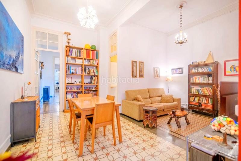 Foto f370fc1b-5938-4479-aae2-759aabf74fd1. Piso vivienda con encanto con ascensor en Raval Barcelona