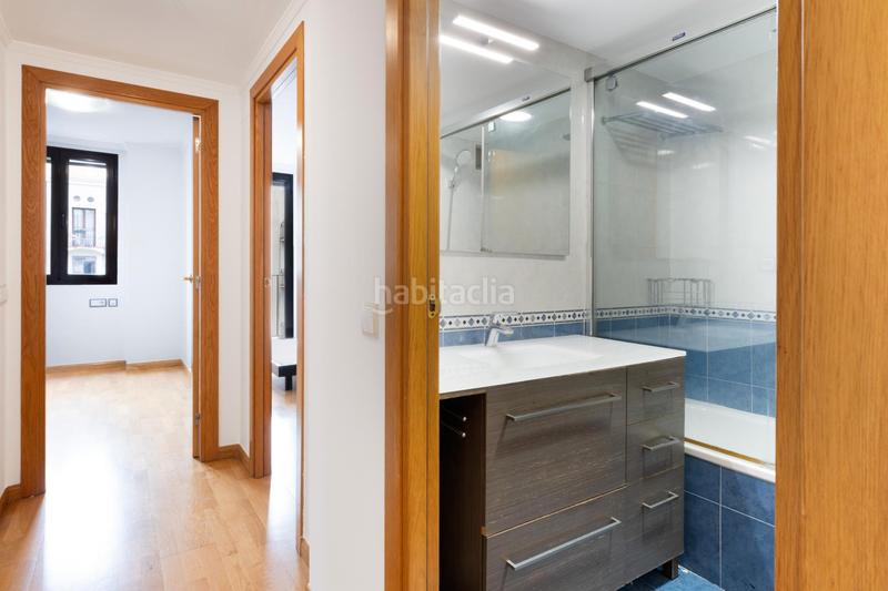 Foto 722eb344-e2b0-4539-961b-a075c8006acd. Piso finca seminueva, 4 dormitorios, 2 baños, balcón y parking en Barcelona