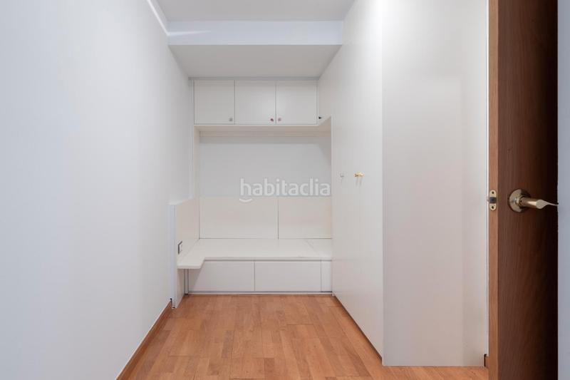 Foto b1b8d791-6cd5-4ef1-9325-14428eb01fbd. Piso finca seminueva, 4 dormitorios, 2 baños, balcón y parking en Barcelona