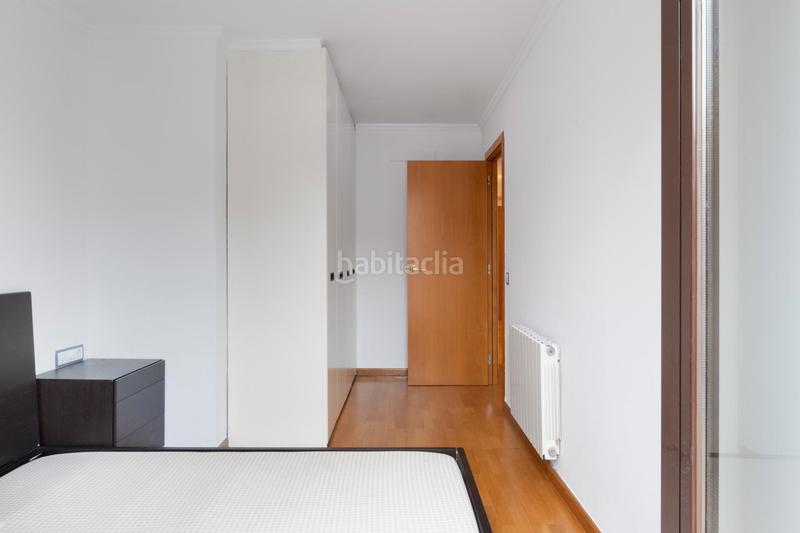 Foto c82cf14c-e15d-4512-98a7-221a79b4dd22. Piso finca seminueva, 4 dormitorios, 2 baños, balcón y parking en Barcelona