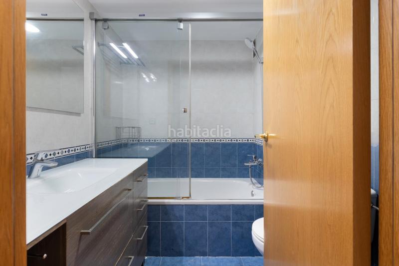Foto e399a23e-820a-4b93-8fd7-331428a6fbea. Piso finca seminueva, 4 dormitorios, 2 baños, balcón y parking en Barcelona
