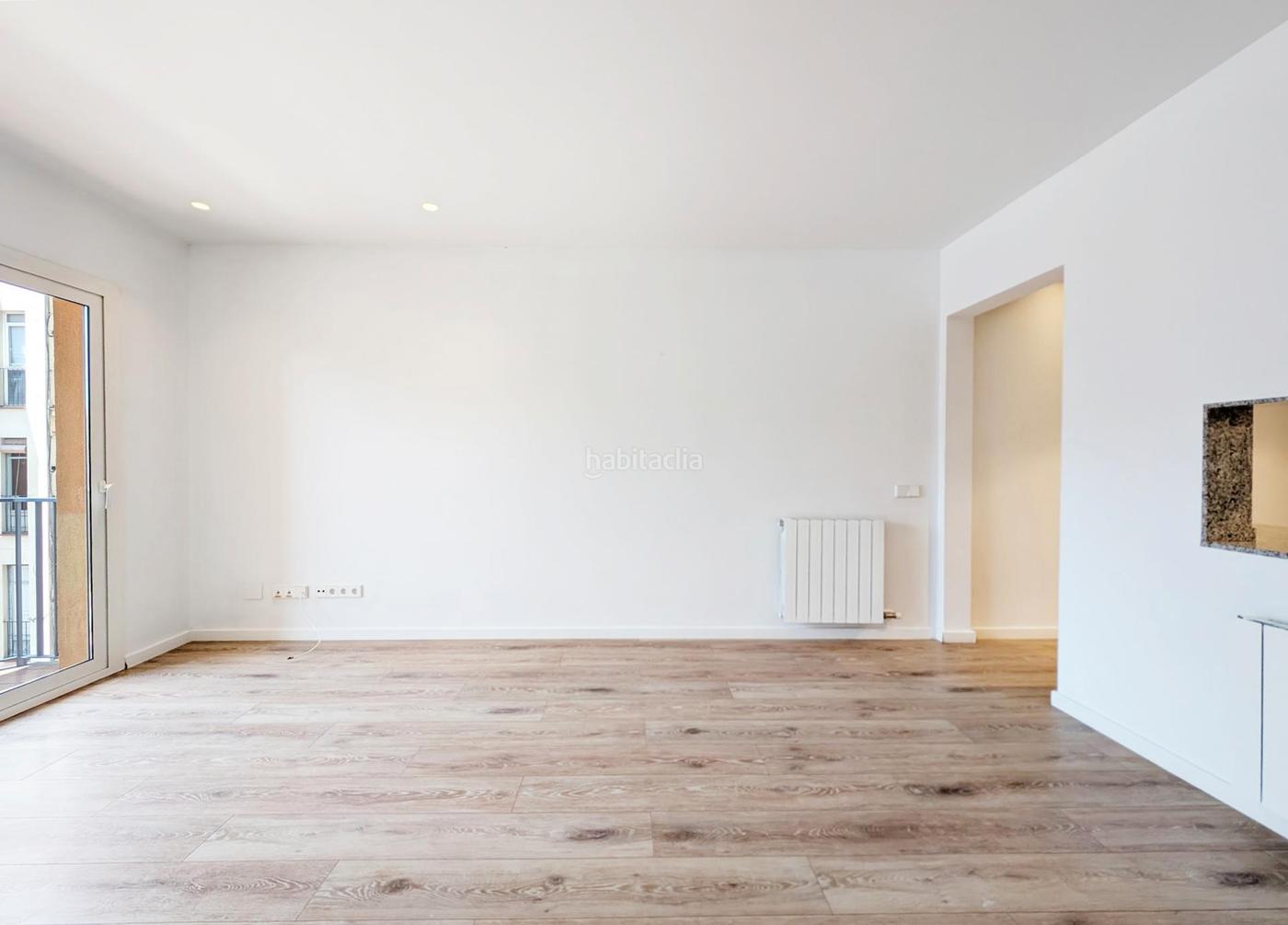 Vivienda alta con ascensor, de 4 dormitorios y 2 baos y balcn Barcelona