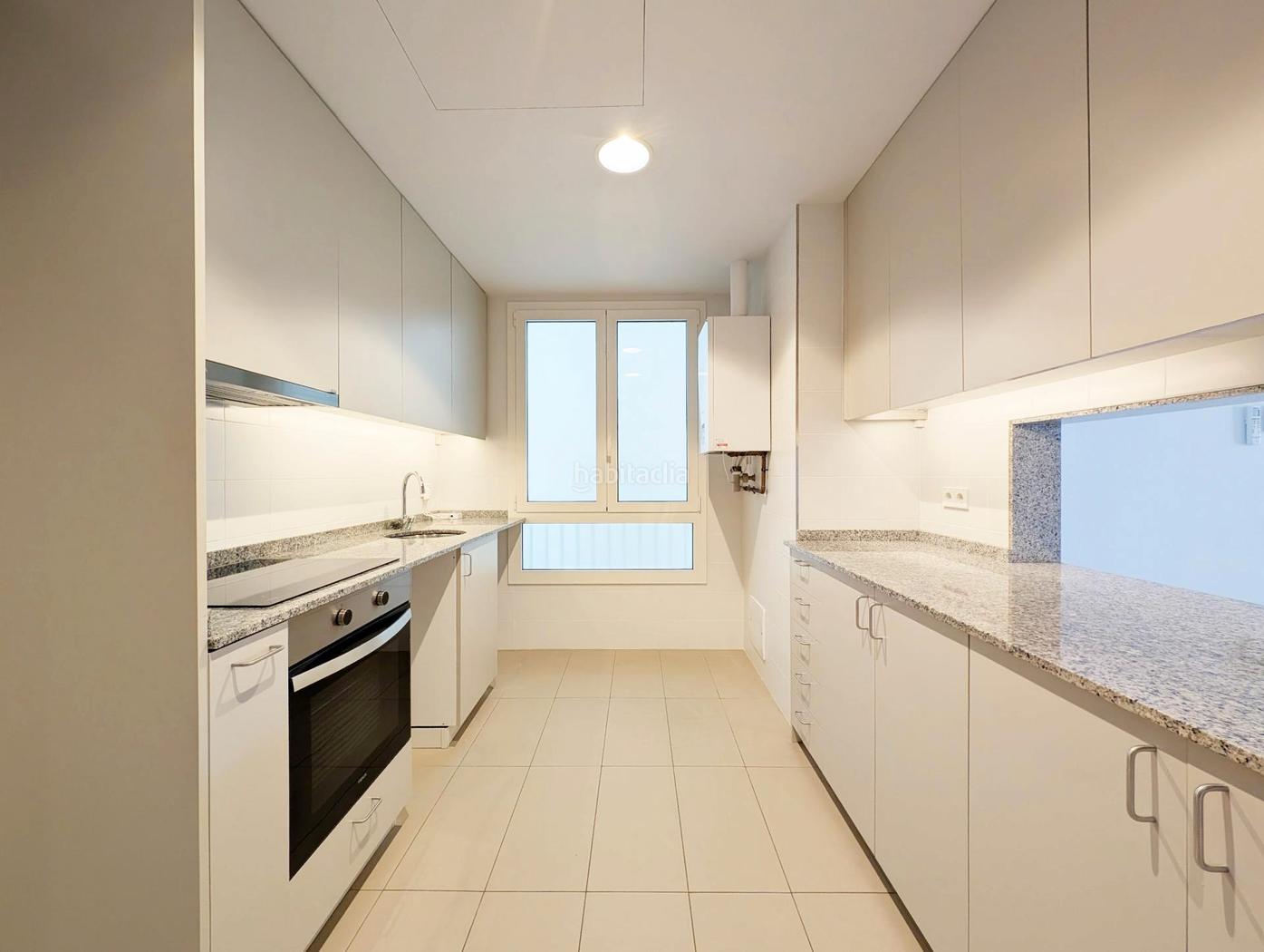 Vivienda alta con ascensor, de 4 dormitorios y 2 baos y balcn Barcelona