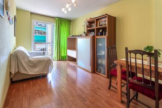 Flat  Avinguda de can serra. Alto con ascensor, 3 dormitorios dobles, exterior, balcón, todo