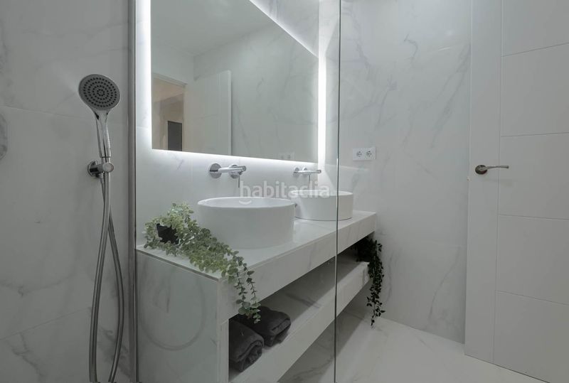 Foto 7a8aadc6-8c9a-4810-ab0d-e3a75730ade5. Pis a Raval Barcelona