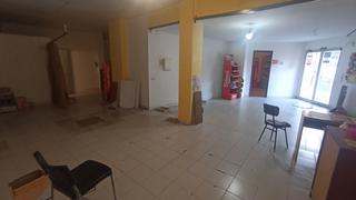Lloguer Local Comercial a Joc de la Bola - Camps d'Esports. Local de 100 m2 en plaça víctor mateu i moles
