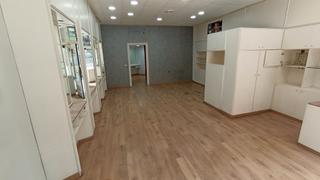 Location Local commercial à Príncep de Viana-Clot-Xalets Humbert Torres. Local alquiler zona prat de la riba