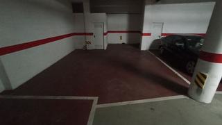 Aparcament cotxe  Carrer joc de la bola. Gran plaza de garaje con trastero
