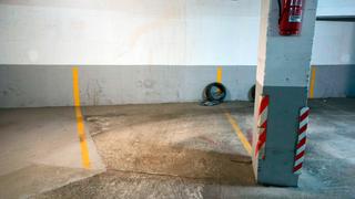 Autoparkplatz  Avinguda alcalde rovira roure. Plaza para coche mediano (o pequeño y moto) en rovira roure.