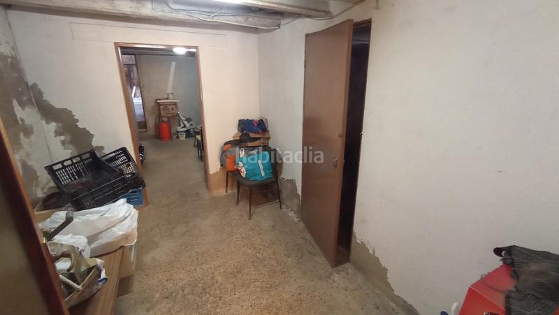 Foto f8eb85bb-20a3-47e6-84b2-ceefb3447940. Casa  de pueblo con gran almacén en la parte alta en Camarasa