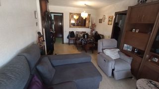 Pis  Avinguda de pius xii. Piso de 3 habitaciones zona ronda - telepizza con parking inclui