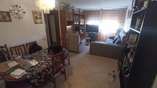 Pis  Avinguda de pius xii. Piso de 3 habitaciones zona ronda - telepizza con parking inclui