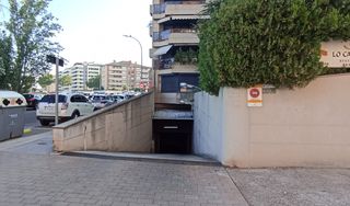 Autoparkplatz  Plaça víctor mateu i moles. Garaje para coche grande y gran trastero