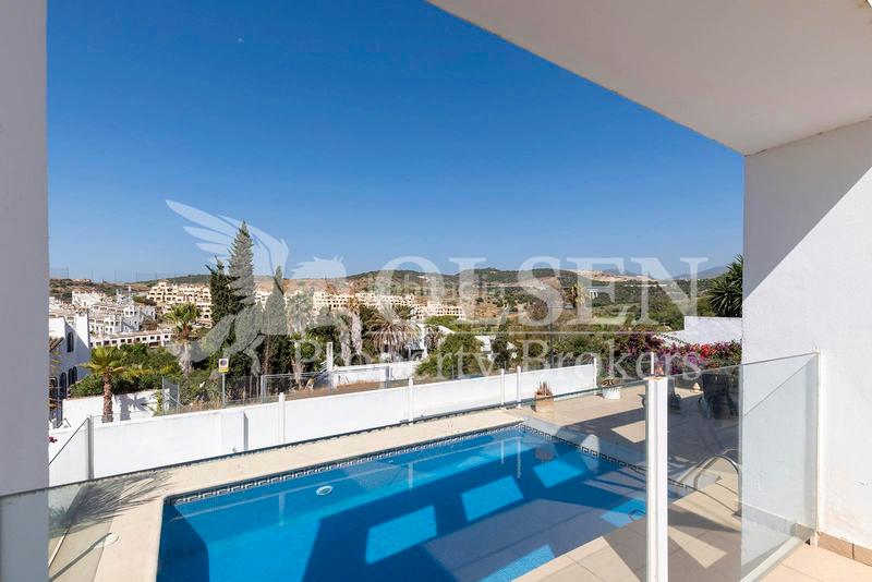 Foto a0ac93d4-058b-4ffb-bd5b-987d2652bee8. Chalet mit parking pool in Valle Romano Golf Estepona