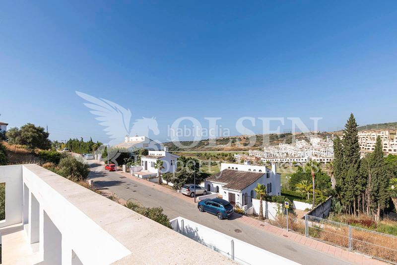 Foto de6f0a0d-ad24-4d73-b181-23638efa9479. Chalet mit parking pool in Valle Romano Golf Estepona