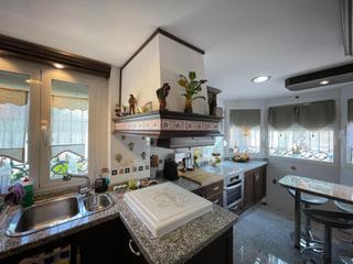 Maison jumelée à El Tomillar. Chalet en venta de esquina