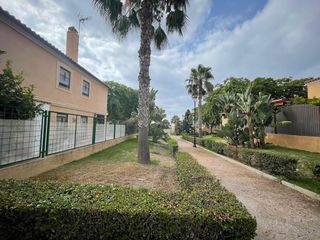 Casa pareada en Calle ramón de la sagra 2. Chalet pareado en venta en torre del mar