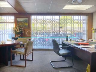 Alquiler Local Comercial en Eixample-Horta Capallera. Estupendo local con escaparate a la carretera en figueres