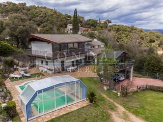 Casa a Arbcies. Espaciosa casa de 300 m con parcela de 2.700 m y piscina en fogu