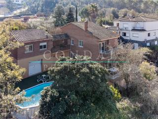 Casa a Calle bosc tv. Casa moderna con piscina, jardín y 4 habitaciones