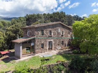 Casa a Bigues i Riells. Masía autosuficiente y ecosostenible, restaurada con encanto en