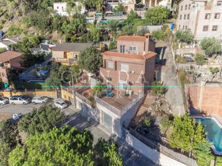 Haus in Viladecavalls. Casa familiar con buhardilla, gran jardín y vistas a la montaña