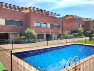 Location Maison jumelée  Carretera de caldes. Magnífica casa adosada de 228 m construidos con piscina en canov