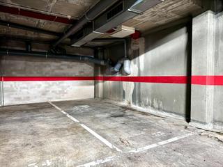 Aparcament cotxe a Can Llong. Plaza de parking grande!!