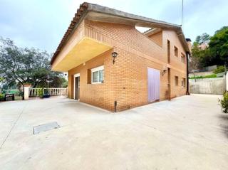 Casa a Viladecavalls. Casa para 2 familias de 325m2  la planassa a 4 vientos, parcela