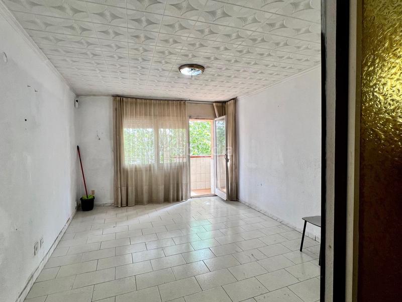 Foto e6f52d48-418a-4a0d-82d5-516757515550. Piso  de 4 dormitorios y 2 baños, balcón terraza y trastero! en Sabadell