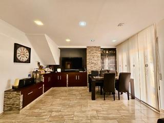 Casa a Polinyà. Casa de 5 dormitorios  2 baños con patio de 55m2