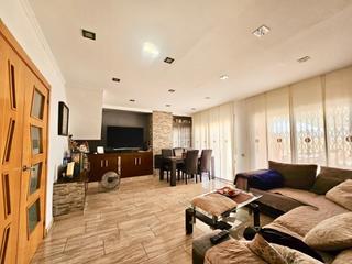 Casa a Polinyà. Casa de 5 dormitorios  2 baños con patio de 55m2