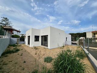 Maison dans Creixell. Casa de obra nueva de 3 dormitorios, 2 baos, jardn y garaje