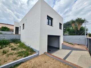 Casa a Creixell. Casa de obra nueva de 3 dormitorios, 2 baos, jardn y garaje