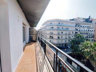Pis a Centre. Amplio, luminoso y céntrico piso en pineda de mar, de 96m2 y 3 d