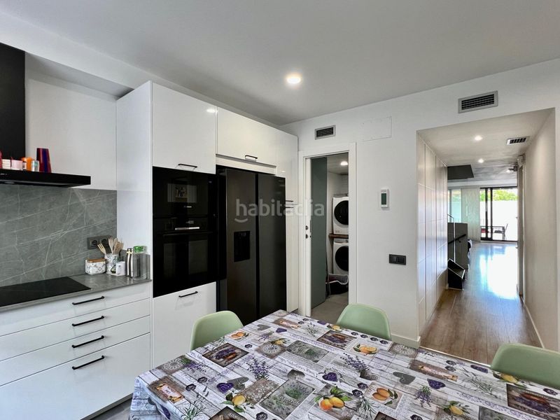 Foto f99ba017-3abf-4157-8478-1ba47a4ee2fe. Casa amb calefacció aparcament piscina a Eixample Sabadell