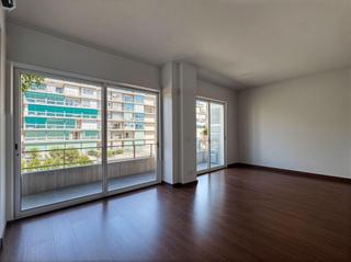 Piso en La Bordeta. Amplio piso en la bordeta, barcelona con parking y balcón orient