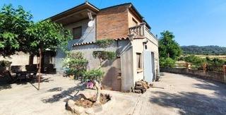 Haus in Sentmenat. Finca con casa de dos plantas, terreno llano y polivalente. enca
