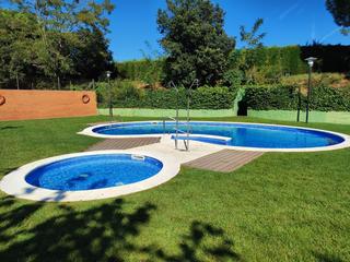 Etagenwohnung in Castellarnau. Piso de 3 dormitorios  2 baños  terraza  zona comunitaria con pi