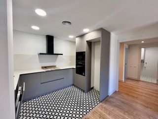 Piso en Gràcia. Piso de 2 dormitorios con parking, trastero y piscina comunitari