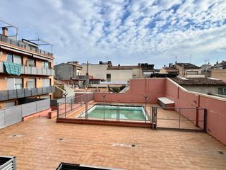 Piso en Gràcia. Piso de 2 dormitorios con parking, trastero y piscina comunitari