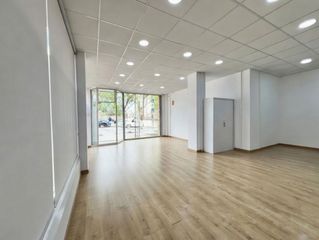 Rent Business premise  Carrer sarajevo. Local comercial esquinero con escaparate en can llong  ideal ofi