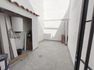 Casa a Serra d'en Camaró. Casa esquinera de dos plantas totalmente reformada con patio