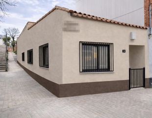 Casa a Serra d'en Camar�. Casa esquinera de dos plantas totalmente reformada con patio