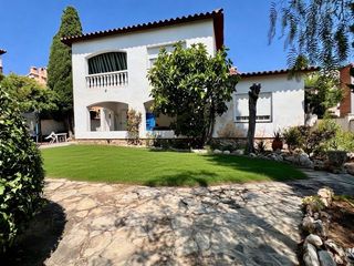 Haus in Roda de Barà. Amplia casa para dos familias, con parcela de 660 m2, terrazas y