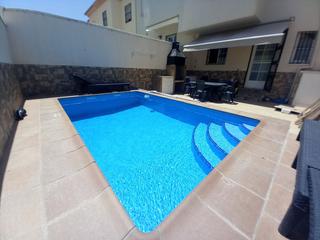 Maison jumelée à La Planilla. Adosado con piscina
